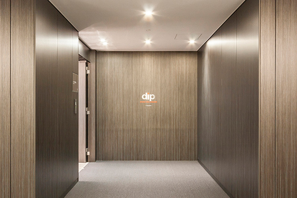 エレベーターで同社入居の31階フロアに上がりエントランスへ向かいます。