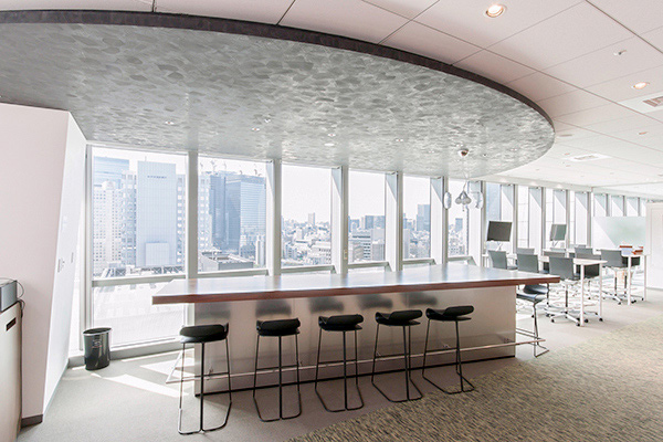 カウンター天板は、一般的な細長い形ではなく、異形天板になっていて、大勢の社員が周りを囲んで集まれるように作られている。