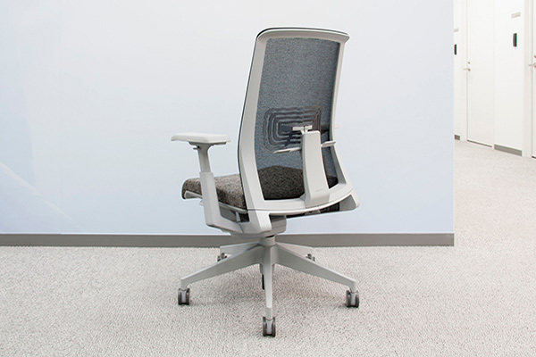 バイオジェン・ジャパン株式会社のオフィスチェアを見せてください(オフィス訪問[5])【椅子コレ】｜オフィス家具の選び方 アスクル みんなの仕事場