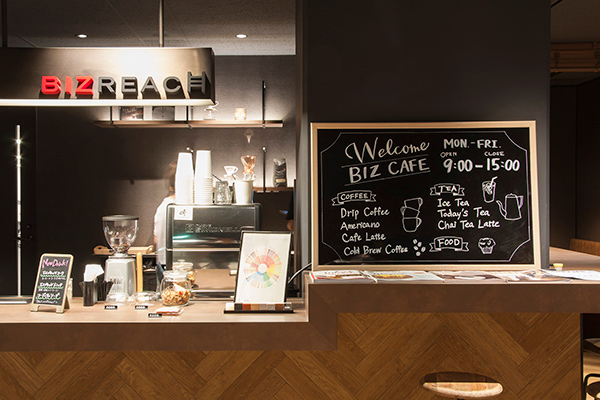 社員専用カフェですが、バリスタさんのいる本物のカフェです。ステキすぎます。