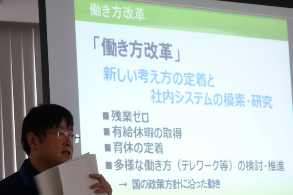 全社集会・朝礼でイクメン推進を明言する坂田社長（画像提供＝サカタ製作所　※）