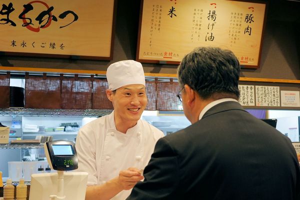 接客中の金子店長