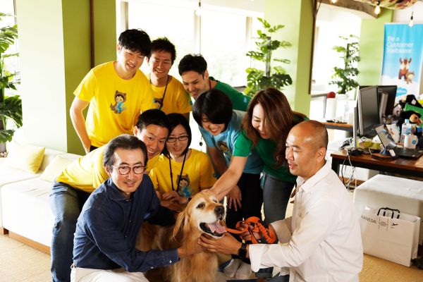 白浜オフィスで飼育している元保護犬のトーマス君。福島で飼育放棄されていたところを保護され、セールスフォースの社会貢献活動の一環として飼育する事に。地元の小学校で