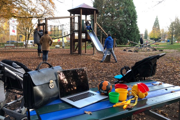 ニュルンベルク郊外の公園で子どもたちと遊ぶ人々。「日本では、子どもたちと遊ぶ時間はほとんどとれなかった」（Aさん）