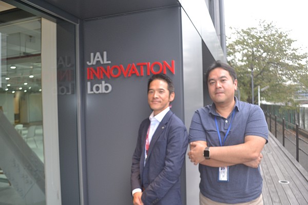 清水俊弥氏（左：デジタルイノベーション推進部イノベーション推進グループ グループ長）、阿部光利氏（右：デジタルイノベーション推進部オープンイノベーショングループ　グループ長 兼 JAL InnovationLab長）