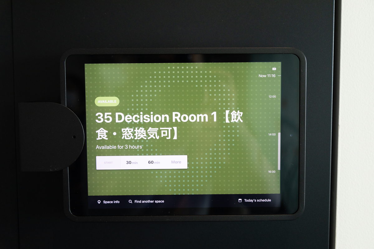 各部屋の入り口に設置されている予約管理システム。端末はiPadを利用しているが、このケースは造作でかなりこだわっているそう。