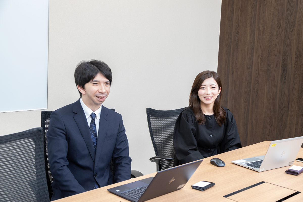 （左）小森谷岳さん、（右）靏田美百さん（ともに管理本部人事総務部人事総務グループ