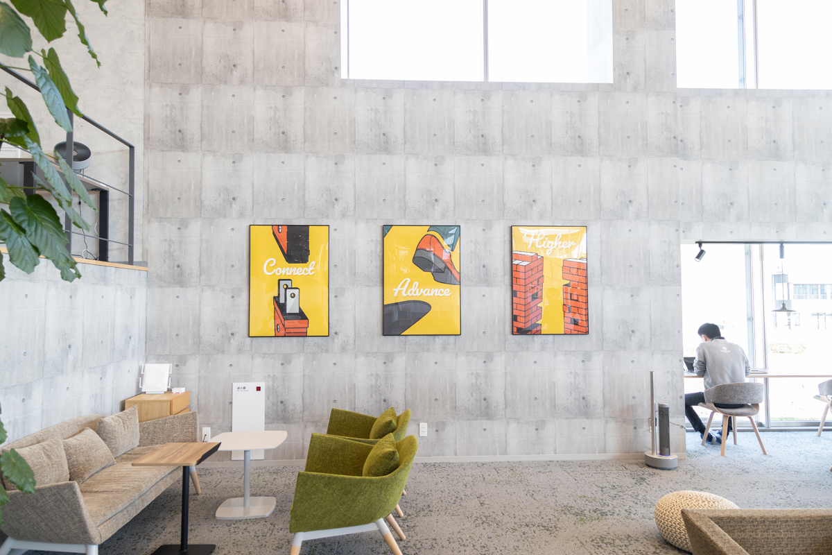 壁に飾られたアートは同社のデザイナー作。黄色い部分が「N・S・T」（日東システムテクノロジーズ）となっている