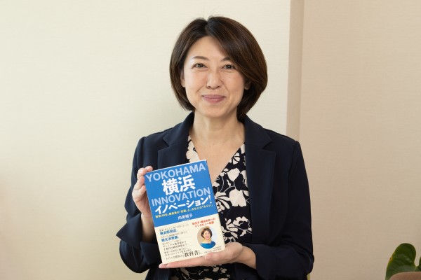 経済ジャーナリスト 内田裕子氏 (著書とともに)