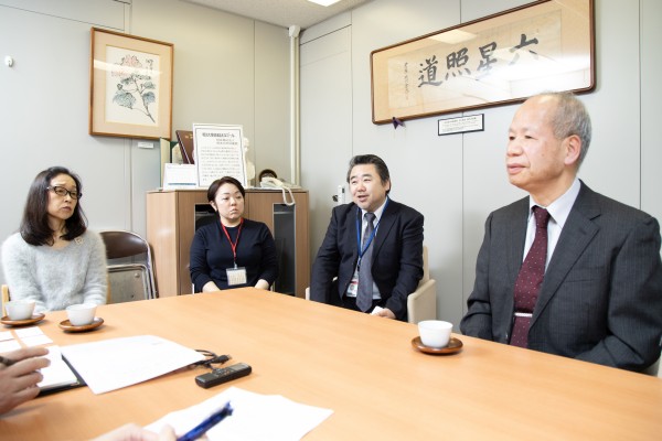 右から長岡館長、野村勝之氏（総務部事業部部長）、石出恵氏（同総務課課長）、山田和子氏（総務部総務課）