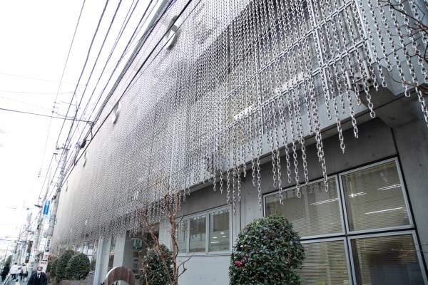 高田馬場駅からほど近い点字図書館は鎖が全面に垂れ下がるファサードが印象的。建築家鈴木エドワードの設計で、鎖は「知の滝」を表しているという。