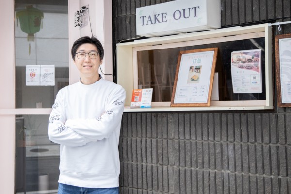 福山氏。「トーキョーギョーザクラブ」店舗前にて。