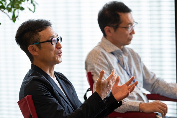 （右）岩津徹氏（人事総務本部 仕事場改革 部長）　（左）長谷川仁氏（同ファシリティマネジメント マネージャー）