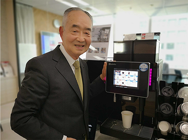 日本で初めてオフィスでレギュラーコーヒーを飲む習慣を定着させた大久保氏（※）