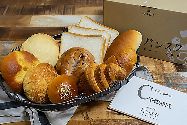 全国のパン屋さんからお店自慢のパンが届く定期便サービス「パンスク」（※）
