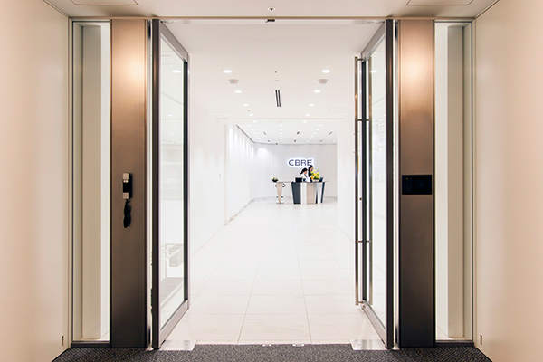 同社の入居する明治安田生命ビル 18Fにエレベーターで上がります。1.3フロア3,785平方メートル(1,145坪)と半フロアをしたオフィスです。