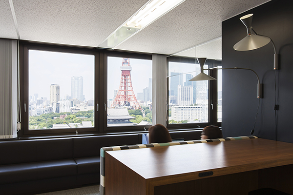窓からは東京タワーが見える。