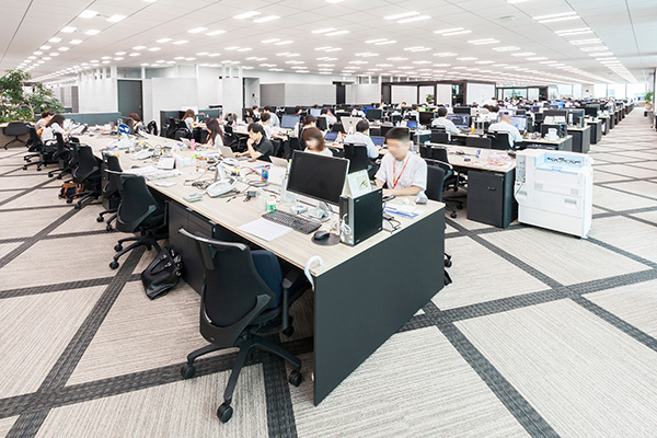 「コミュニケーションを日本一取りやすいオフィス」をコンセプトに新オフィスが作られていますので、フロア内をパーティション等で区切ることなく、1フロア3,147平方メートル(952坪)の広い執務空間に、約450名の方が勤務しています。
