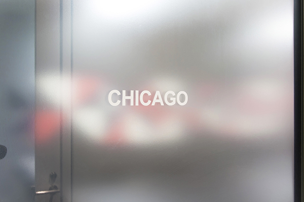 会議室「ニューヨーク(NewYork)」の向かいにあるのが、もう一つの本社のある「シカゴ(CHICAGO)」。