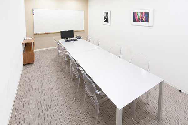 こちらの会議室は、ホワイトのテーブルと透明なチェアで、すっきりとしたデザインの会議室になっています。