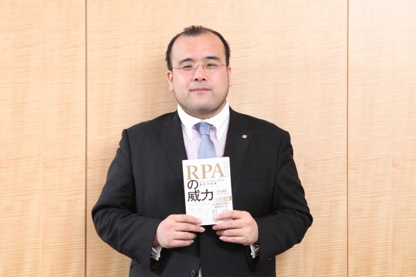 平日はコンサルティングの仕事をしていますので、本は土日に家で書いています。