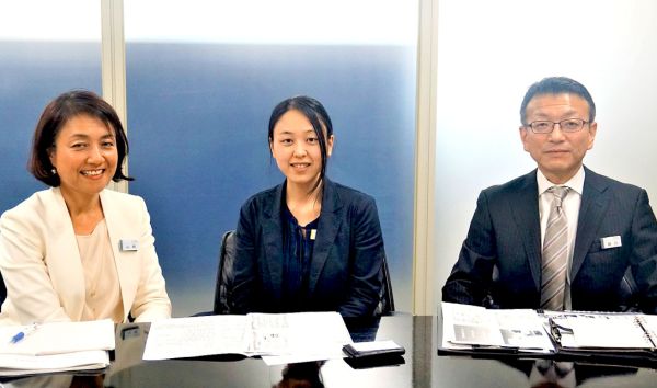 左から、丸井グループ健康推進部　保健師 山﨑 由美子さん、産業医 小口 まほこさん、関口 明央さん