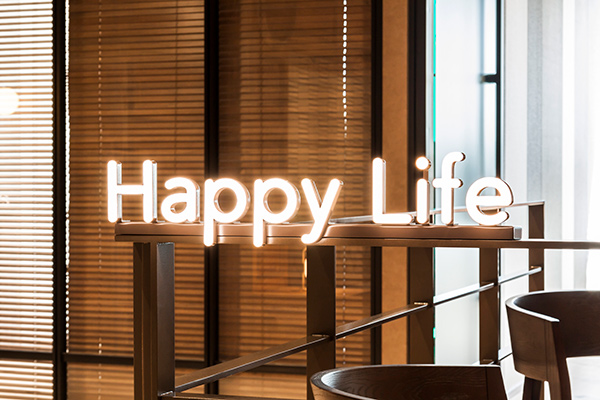 企業理念である「Happy Life」のサインもあしらわれています。