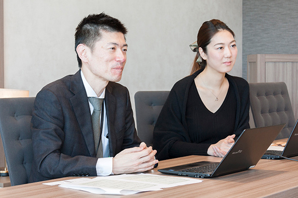 写真左から 同社 管理本部 本部長 嶋田 航一朗さん、同社 総務部 係長 矢萩 美緒さん