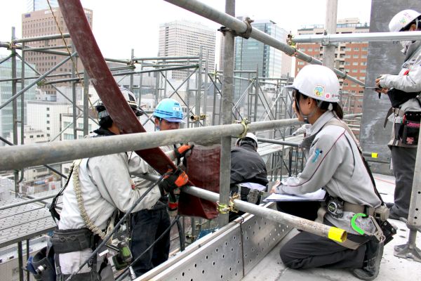 地上30メートル越の現場で、コンクリート打ち込み作業の施工管理中。