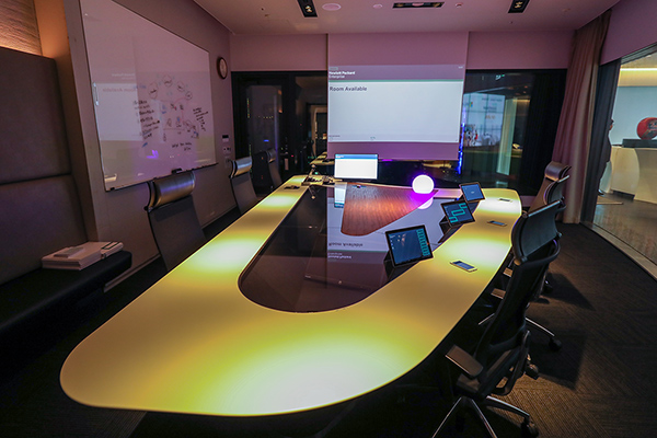 通称「Cube (キューブ)」といわれる、未来的なデザインの会議室は、参加者の会議室入室を自動認識し、各人に必要なツールを自動的に立ち上げてくれて、オンラインの参加者のいるデジタル空間に自動的に誘導してくれるなど、インテリジェントな最新の会議室のモデルルームなのです。