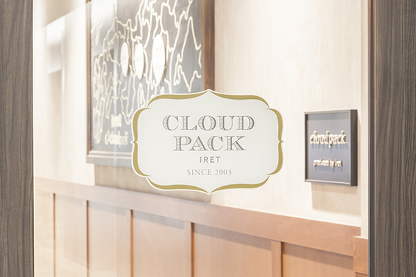 入口のガラスドアにも「cloudpack (クラウドパック)」のサインがありました！雰囲気は、映画に登場するような老舗のホテルです。実際に、こちらのオフィスをデザインされたときのテーマが「アメリカにある老舗のホテル」で、お客様がリラックスした気持ちで、何度でも打ち合わせに来たくなるオフィスがコンセプトだったとか。