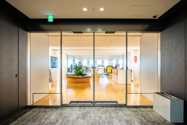 日本生命浜松町クレアタワーの19階。1フロア790坪に約150名(2019年3月現在)  の社員が働くオフィスに入っていきます。