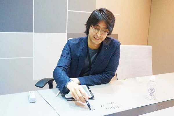 テーブルの天板はホワイトボード代わりに自由に書き込みができる。