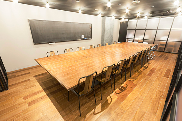 こちらは一番大きな会議室。奥の使い古したテイストの黒板がいいですね。ブラックスチールに木製天板というブルックリンスタイルのテイストで統一されています。