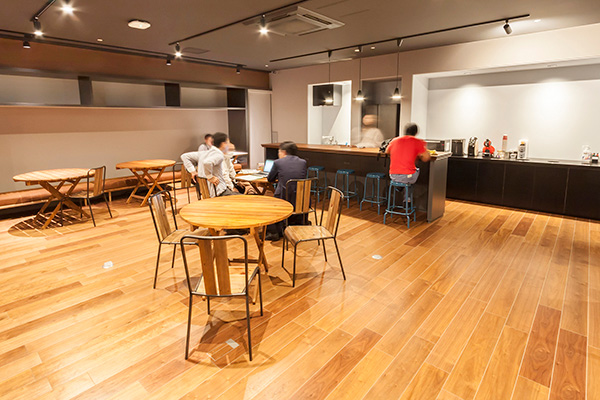 奥に先ほどのカフェカウンターがあり、カフェ空間が広がっています。リラックスできそうな空間です。こちらで簡単な打ち合わせをすることもあるとか。