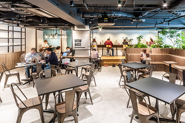 社内カフェスペース「WOW BASE」のスペース中央部はテーブル席になっています。こちらで打ち合わせしたり、1人で仕事をしたり、食事したり、休憩したりなど自由に使えます。