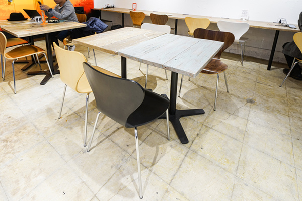 大小様々のテーブルがありますが、天板には古材が使われており、さまざまに異なる色合いが、あたたかい手作り感をかもしだしています。