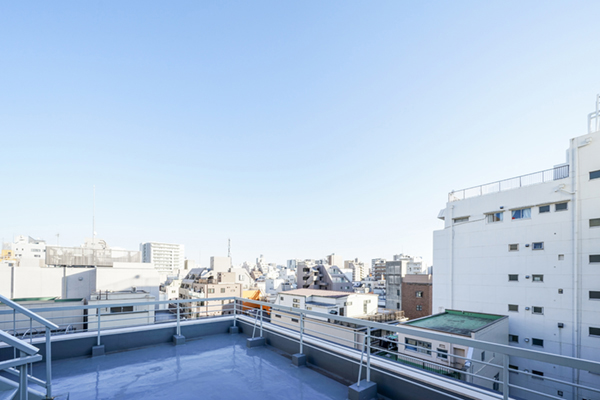 このあたりは高層ビルも少ないので、遠くまで見晴せます。東京スカイツリーも見えるとのこと。