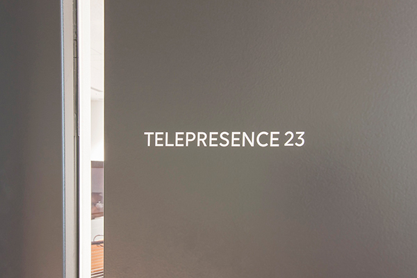 「TELEPRESENCE(テレプレゼンス)」と書いてある部屋は、世界各地とのテレビ会議ができるようになっています。