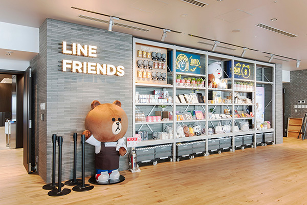 カフェカウンターすぐそばにある、LINE FRIENDS STORE。