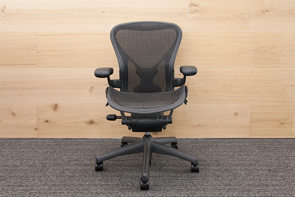 メインとなる固定席のオフィスチェアは全席、ハーマンミラー社のアーロンチェアが採用されている。デスクワークのために疲れにくい環境を目指して、移転前から採用されているとのことだ。