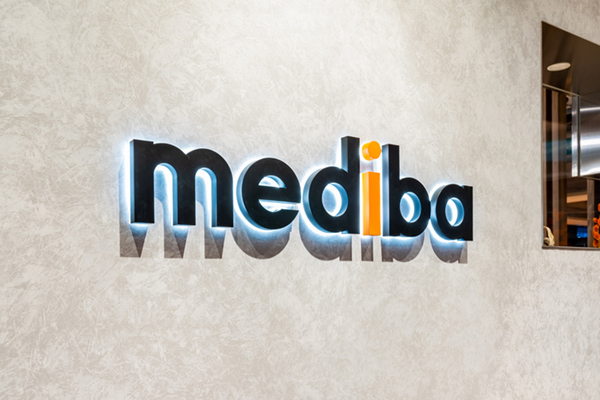  今回はKDDIグループの一員で、「auスマートパス」をはじめとしたメディアを担う株式会社medibaの新オフィスを訪問しました。