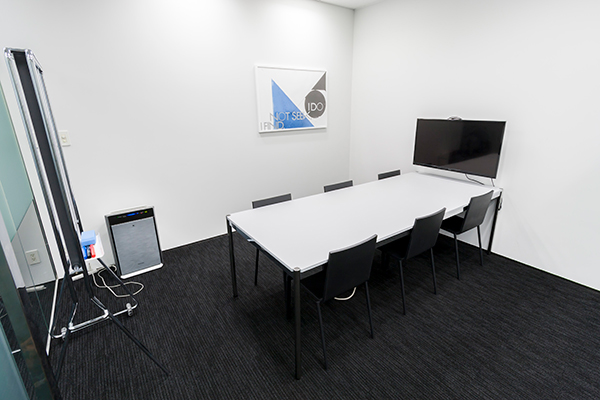 会議室は全3室。来客用や、社内会議に使われています。ホワイトボード、大型モニター完備。