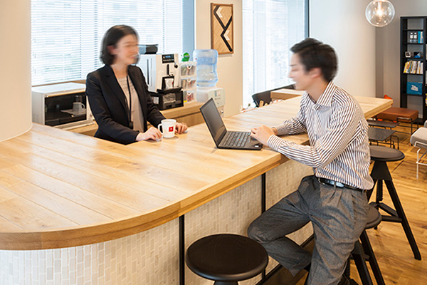 こんな感じでカウンターでコーヒーを飲みながら話したりも。