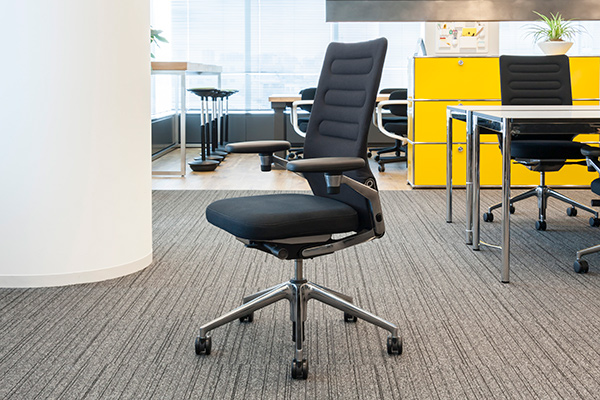 執務チェアはヴィトラ社のAC4を採用しました。過去、いろいろ椅子を使う中で、仕事で長時間座っているので、疲れづらい、負担が軽減できるものということで選びました。
