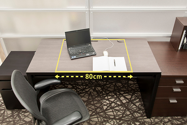 机そのものは幅140cm。黄色で囲んだ範囲が幅80cm奥行70cm。(注) B5ノートパソコンの横幅は約30cm、A4ノートパソコンの横幅は約38cmが多い。