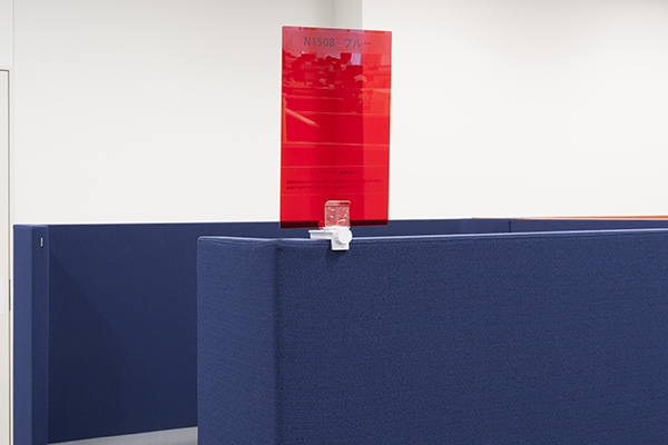 このようにファミレス席を使うときには、赤いプラスチック板の「サイン」をパーティション上にセットします。