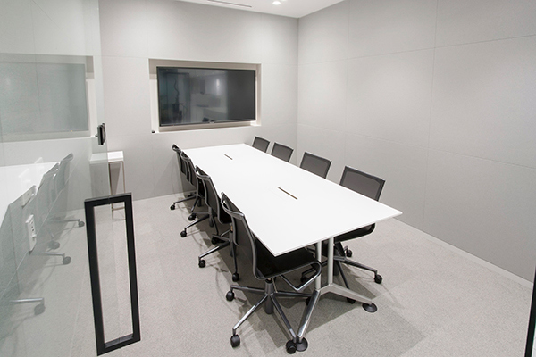 ガラス張りでオープン、ホワイトを基調にシャープな印象の会議室です。