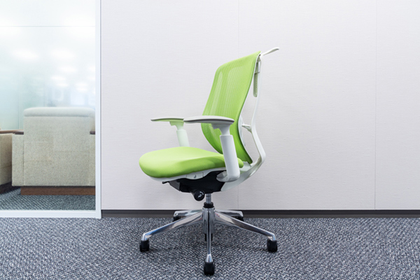 執務スペースで使われていた椅子は、オカムラのシルフィー (okamura  Sylphy)でした。オレンジとライムグリーンの2色。フレームもホワイトで明るいですね。