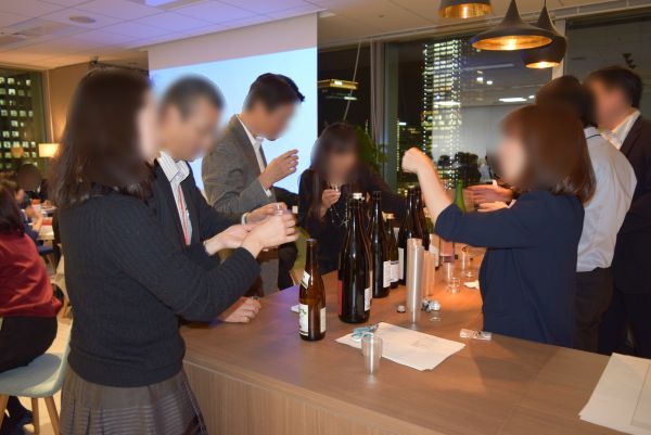 社内イベント　利き酒会の様子　　(画像: 同社提供)　(※)